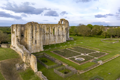 France, Vendée (85), Parc Interrégional du Marais Poitevin labellisé Grand Site de France, Maillezais, vestiges de l'abbaye Saint-Pierre de Maillezais (vue aérienne)