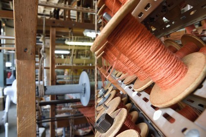 France, Var (83), Presqu'Ile de Saint-Tropez, Cogolin, la Manufacture Cogolin fabrique des tapis depuis 1924, la plupart sont tissés par lés sur des métiers Jacquard à bras du XIXème siècle, bobines de fils