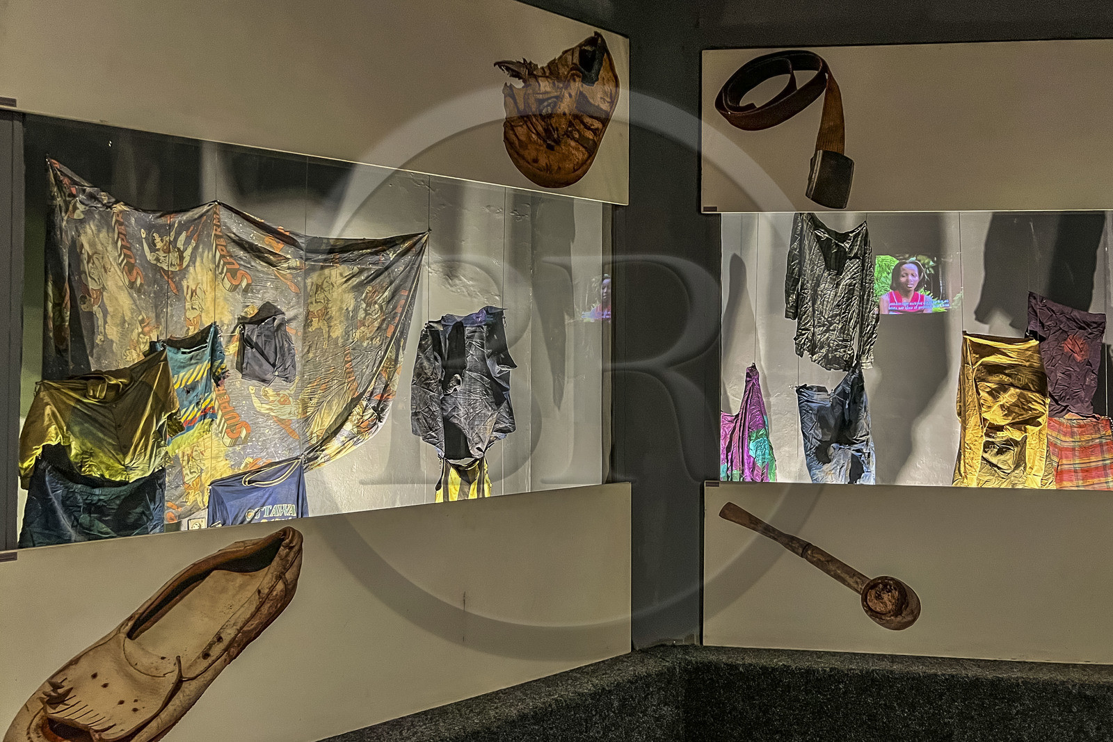 Rwanda, Kigali, quartier de Gisozi, Mémorial du génocide de Kigali, il commémore le génocide des Tutsis en 1994, vêtements de victimes