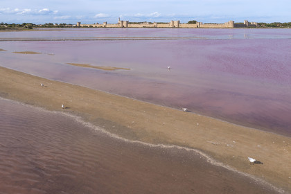 France, Gard (30), Aigues-Mortes, la ville médiévale entourée par ses remparts en bordure des marais salants (Salins du Midi) (vue aérienne)
