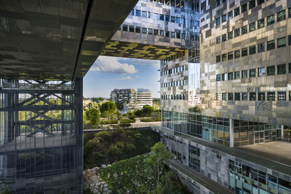 France, Hérault (34), Montpellier,  quartier de Port Marianne, l'Hotel de Ville conçu par les architectes Jean Nouvel et François Fontès, patio entre eau et ciel