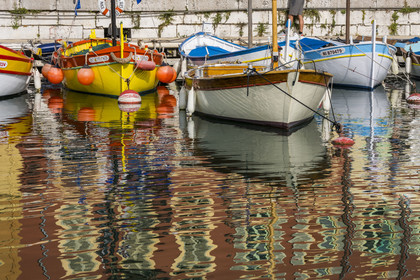 France, Alpes-Maritimes (06), Nice classée Patrimoine Mondial de l'UNESCO, le vieux port ou port Lympia, les pointus qui sont des bateaux de pêche traditionnels