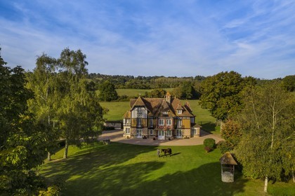 France, Calvados (14), Pays d'Auge, Beuvron-en-Auge, labellisé Les Plus Beaux Villages de France, manoir du Haras de Sens, le cheval Gold de Padd (fils de l'étalon Ready Cash) tenu par le stud groom Dominique Blachet (vue aérienne)
