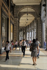 Italie, Lombardie, Milan, Piazza del Duomo, galerie commercante sous les arcades