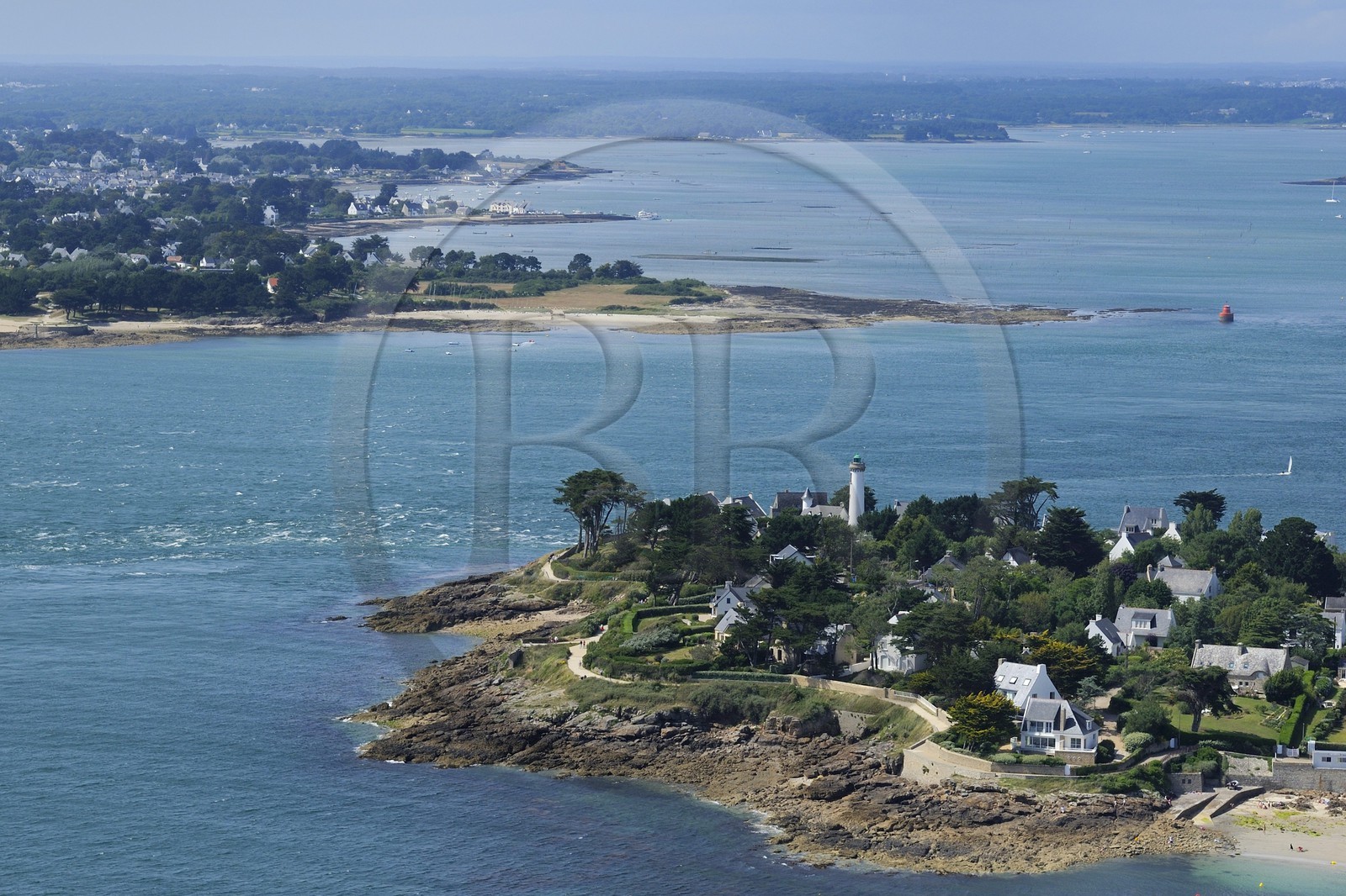 France, Morbihan, violent ocean currents at the entrance of the Gulf of Morbihan (Golfe du Morbihan) between Port-Navalo in Arzon on Rhuys peninsula, and Pointe de Kerpenhir in the background (aerial view)