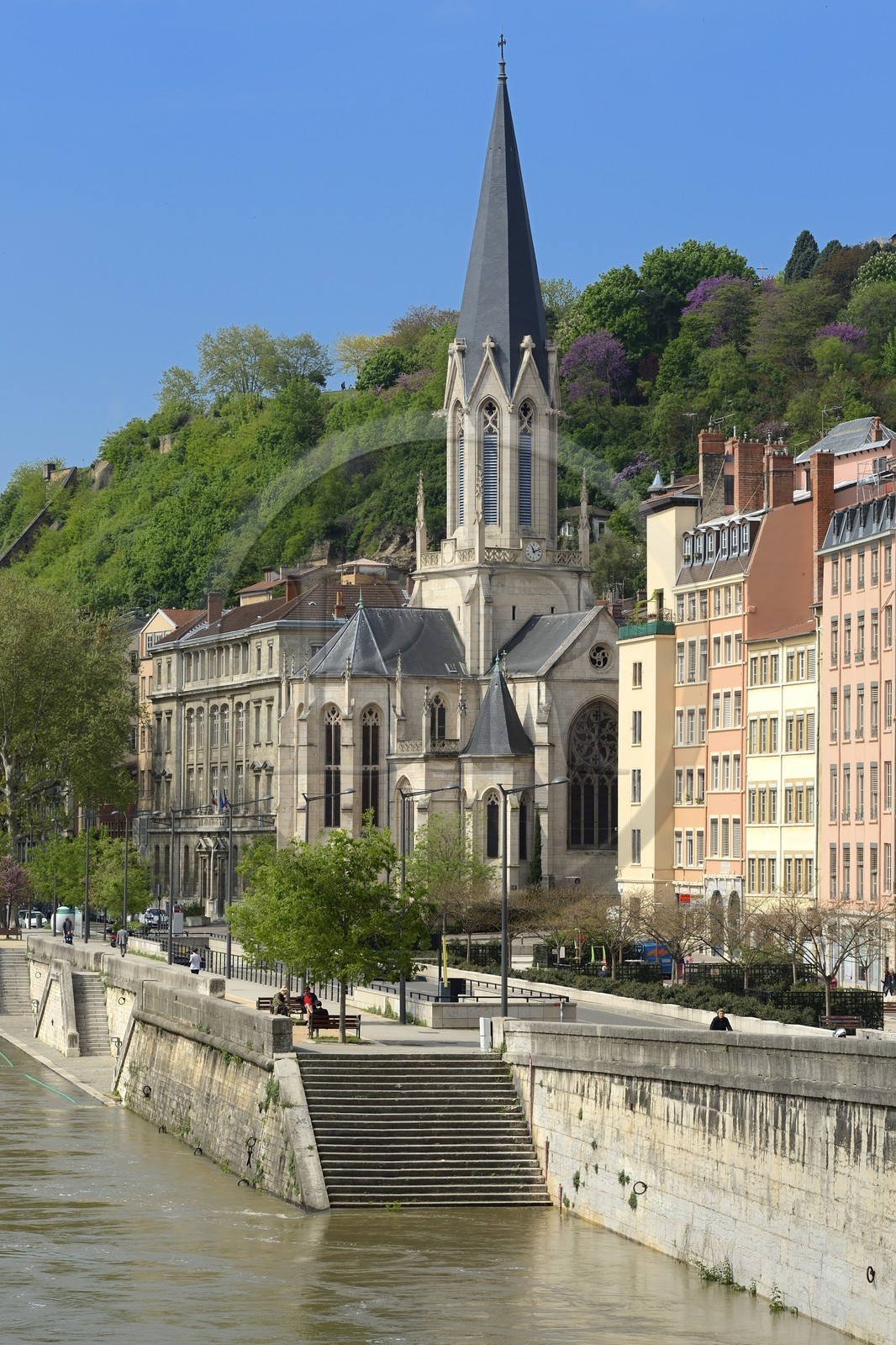 France, Rhône (69), Lyon, site historique classé Patrimoine Mondial de l'UNESCO, Vieux Lyon, Quai Fulchiron sur la Saône et église Saint Georges France, Rhône (69), Lyon, site historique classé Patrimoine Mondial de l'UNESCO, Vieux Lyon, Quai Fulchiron sur la Saône et église Saint Georges