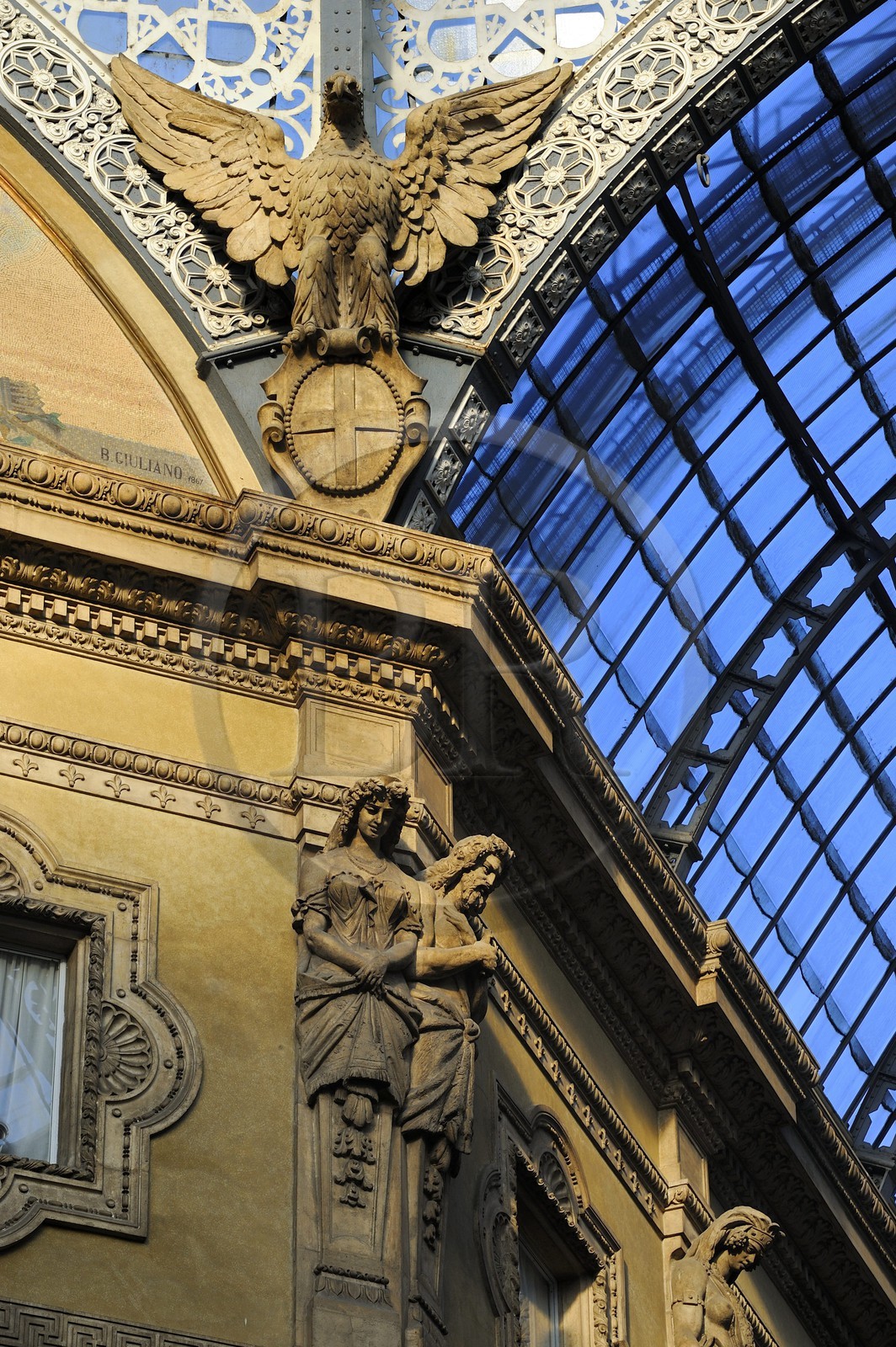 Italie, Lombardie, Milan, la galerie Vittorio Emanuele II, galerie commerçante construite au XIXe siècle par Giuseppe Mengoni, détail d'une facade