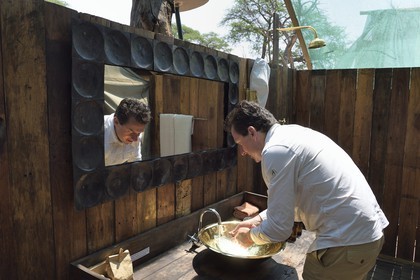 Zimbabwe, province de Matabeleland septentrional, parc national Hwange, Somalisa Expedition Camp de African Bush Camps, salle de bain à l'arrière d'une tente