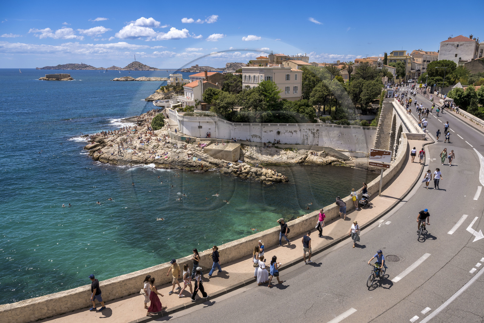 France, Bouches-du-Rhône (13), Marseille, quartier d'Endoume, la plage de roches blanches du Petit Nice allant de l'anse de la Fausse-monnaie à l'anse de Maldormé, le petit fort de l'Ile Degaby et l'Archipel des îles du Frioul avec le Chateau d'If (à droite) en arrière plan, la Corniche du Président John Fitzgerald Kennedy piétonne un dimanche par mois au premier plan France, Bouches-du-Rhône (13), Marseille, quartier d'Endoume, la plage de roches blanches du Petit Nice allant de l'anse de la Fausse-monnaie à l'anse de Maldormé, le petit fort de l'Ile Degaby et l'Archipel des îles du Frioul avec le Chateau d'If (à droite) en arrière plan, la Corniche du Président John Fitzgerald Kennedy piétonne un dimanche par mois au premier plan