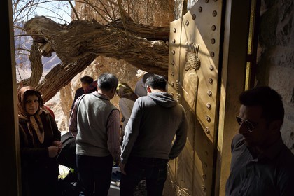 Iran, Province de Yazd, portes du temple du feu de Chak Chak qui est un haut lieu de pélérinage pour les Zoroastriens