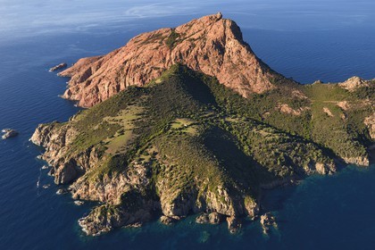 France, Corse-du-Sud (2A), Golfe de Porto, classé Patrimoine Mondial de l'UNESCO, le Capo Rosso et la Tour Génoise de Turghiu (Turghio) en arrière plan (vue aérienne)
