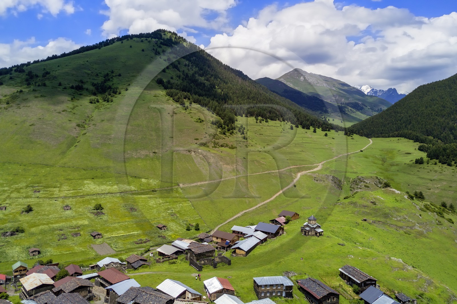 Géorgie, Kakheti, Parc national de Touchétie, village de Shenako (vue aérienne)