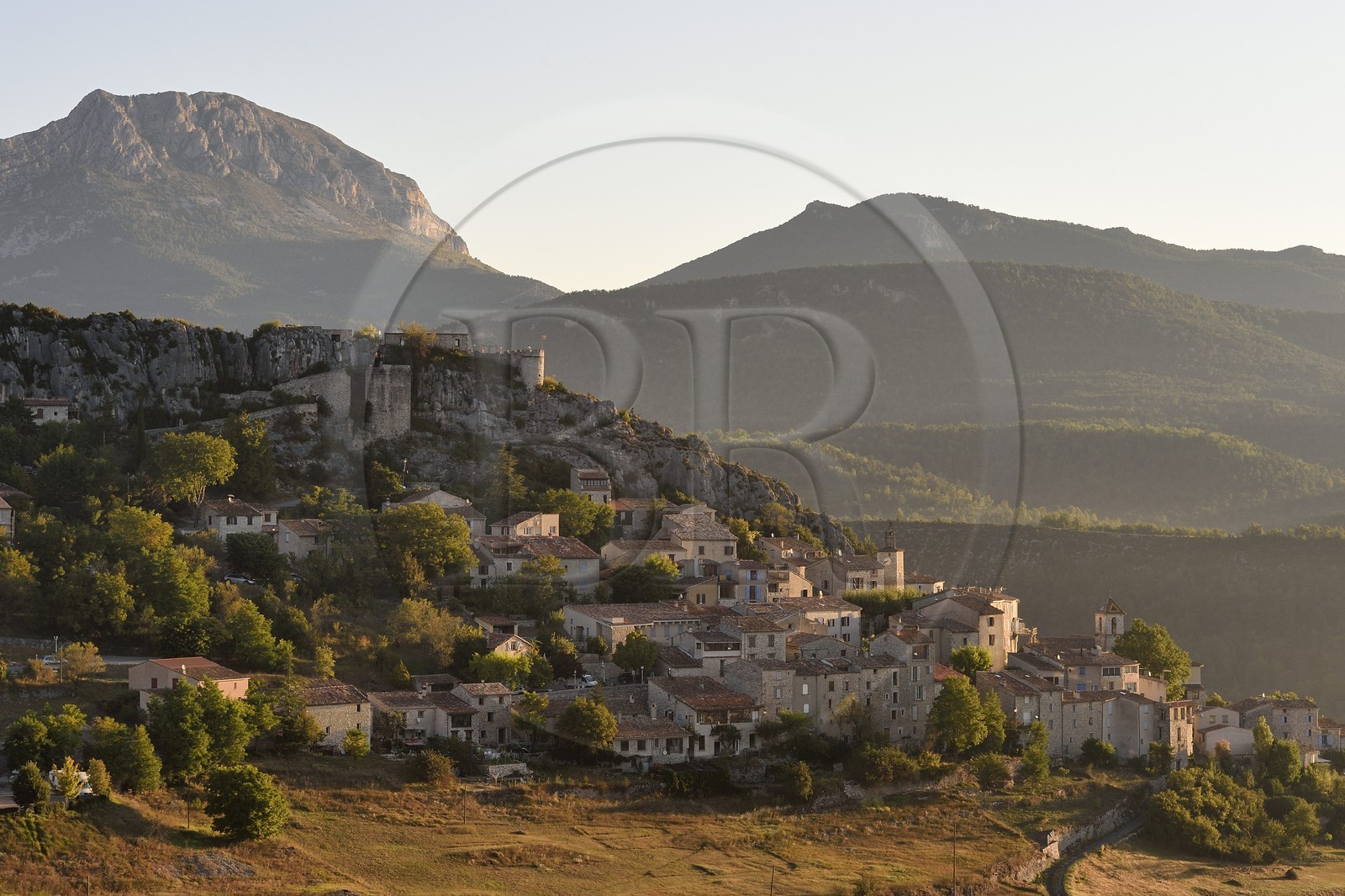 France, Var (83), Parc Naturel Régional du Verdon, village de Trigance qui domine la vallée du Jabron