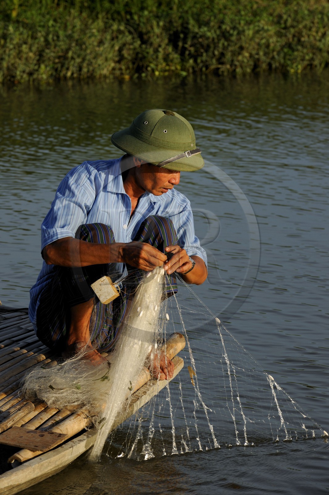 Vietnam, province de Ninh Binh, village insulaire de Kenh Ga, barque de pêcheurs Vietnam, province de Ninh Binh, village insulaire de Kenh Ga, barque de pêcheurs