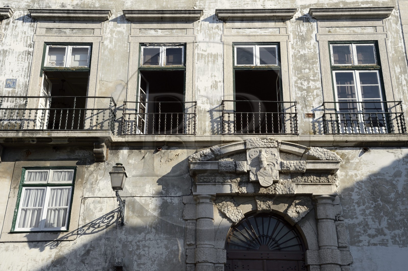 Portugal, Lisbonne, quartier de l'Alfama, façade de maison ancienne sur le Largo de Sao Tomé