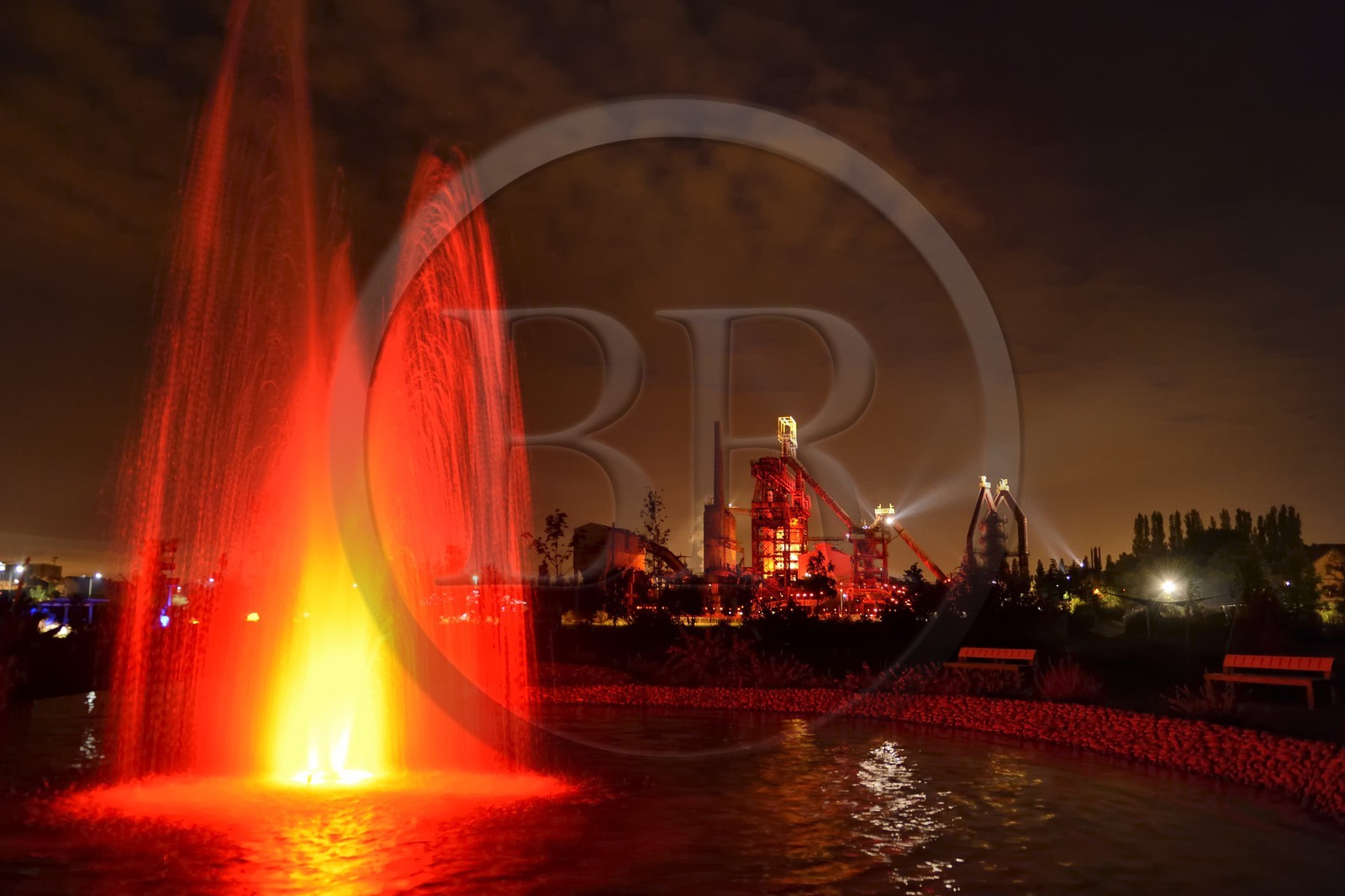 France, Moselle (57), Vallée de la Fensch, usine sidérurgique d'Uckange, Parc du Haut-fourneau U4 mise en lumière Tous Les Soleils par l'artiste plasticien (C) Claude Lévêque, jet d'eau dans un bassin du Jardin des Traces