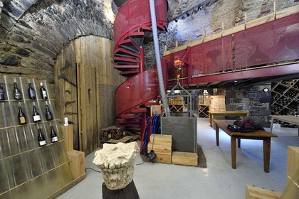 France, Puy-de-Dôme (63), Clermont-Ferrand, rue Pascal, caves en tuf sur trois niveaux de l'Hotel Martial de Grandseigne, niveau du caviste des Caves de GrandSeigne