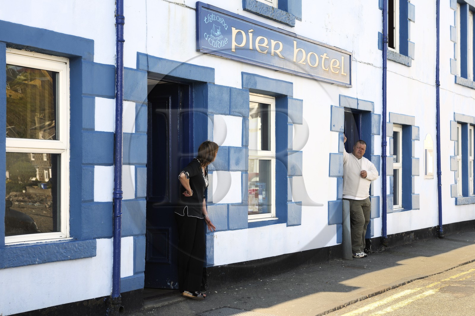 United Kingdom, Scotland, Highlands, Hebrides, Isle of Skye, harbour of Portree, discussion in front of the hotel