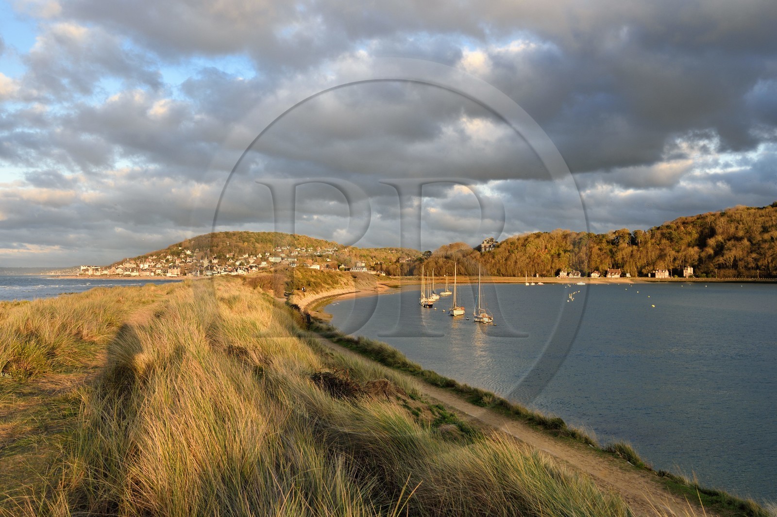 France, Calvados (14), Pays d'Auge, la côte Fleurie, Cabourg, les dunes de la plage de la station balnéaire et sur la droite la Dives qui rejoint l'océan
