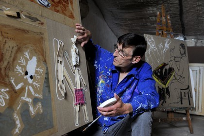France, Hérault (34), région de Sète,  l' artiste peintre André Cervera dans son atelier de Poussan