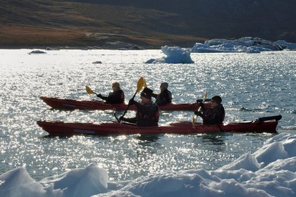 Groenland, cote ouest, baie de Disko, baie de Quervain, kayaks progressant au milieu des icebergs