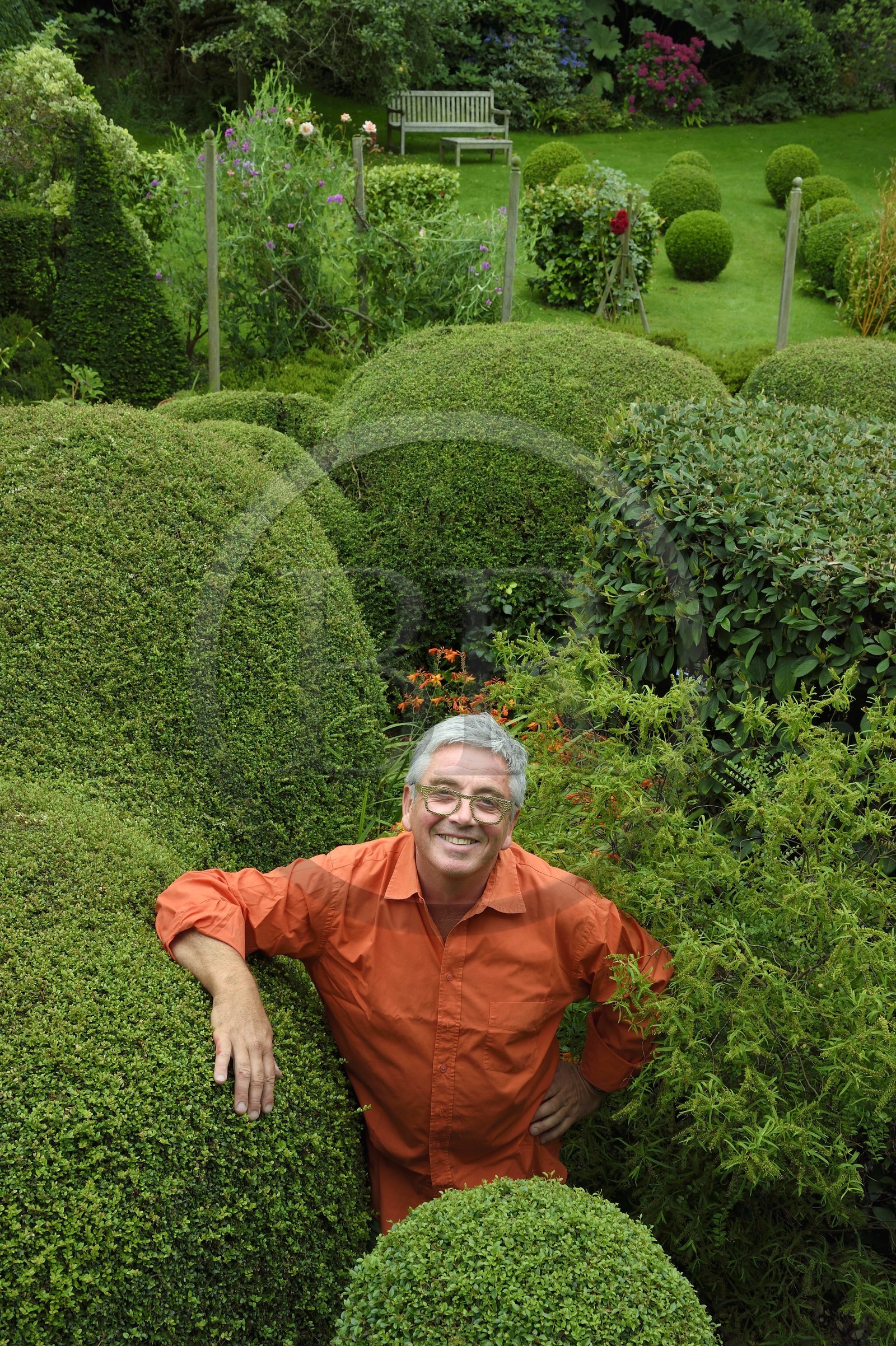 France, Finistère (29), Lannilis, Prat Ar Coum, l'artiste peintre Loic Madec dans son jardin