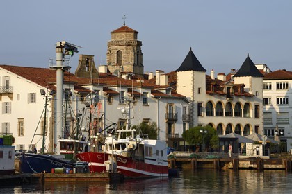 France, Pyrénées-Atlantiques (64), Pays-Basque, Saint-Jean-de-Luz, le port de pêche, la facade blanche de l'hotel de ville, la maison de Louis XIV à droite et l'église Saint-Jean-Baptiste en arrière plan