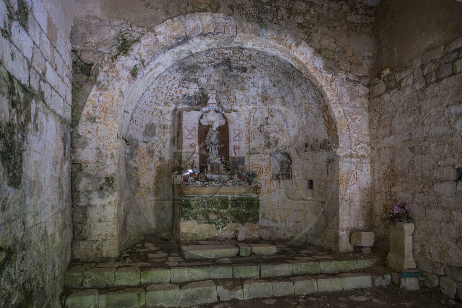 France, Vaucluse (84), Parc naturel régional du Mont Ventoux, Monieux, Gorges de La Nesque, la chapelle Saint-Michel du XIIe siècle