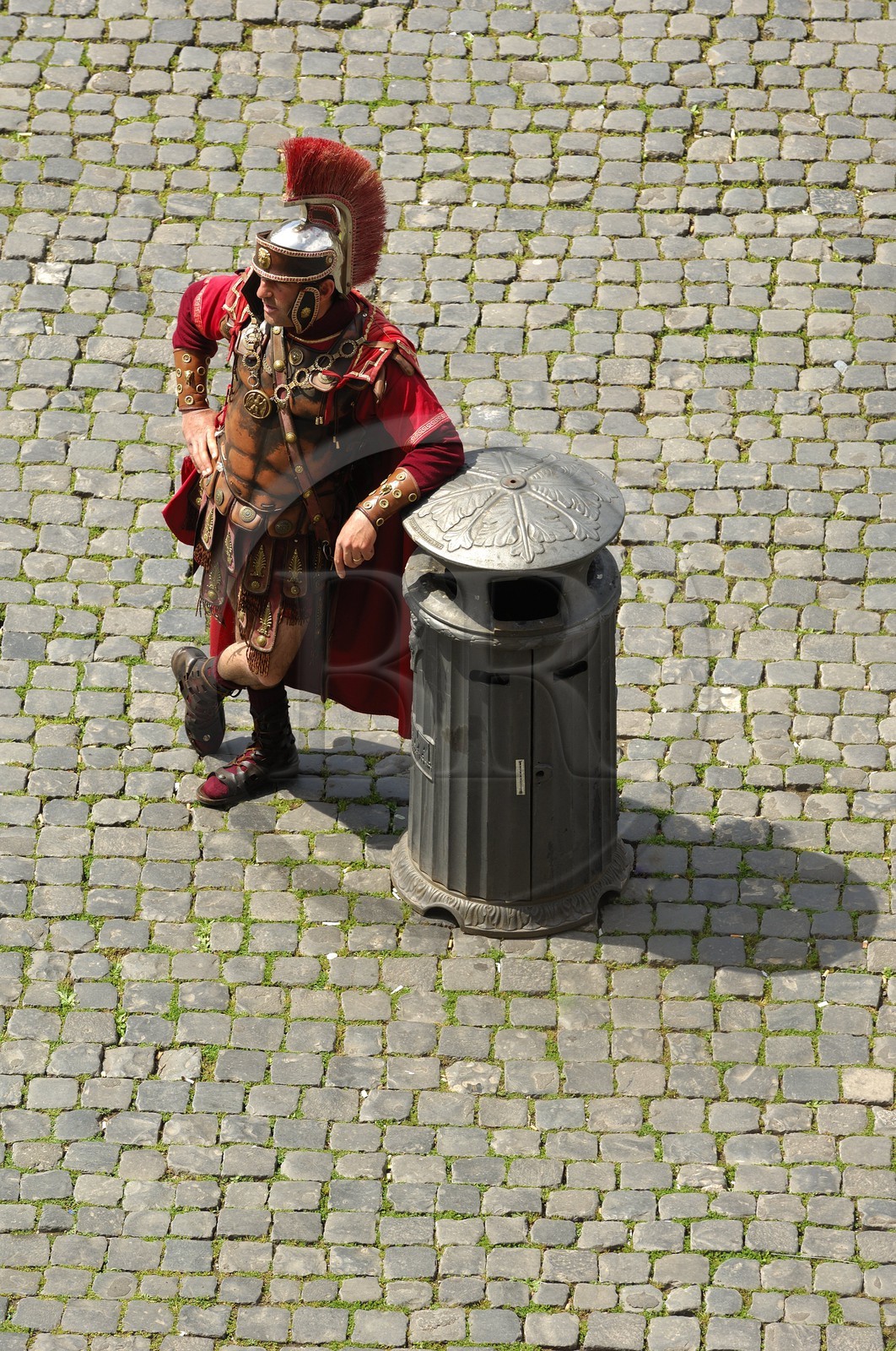 Italie, Latium, Rome, centre historique classé Patrimoine Mondial de l'UNESCO, le forum Romain, figurants habillés en soldats romains pour faire la pose avec les touristes