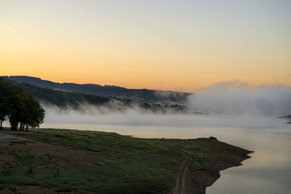 France, Nièvre (58), Parc naturel régional du Morvan, Chaumard, lac de Pannecière  dans la brume du petit matin