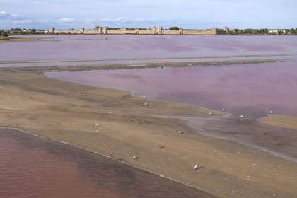 France, Gard (30), Aigues-Mortes, la ville médiévale entourée par ses remparts en bordure des marais salants (Salins du Midi) (vue aérienne)