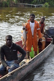 Gabon, province de Ogooué- Maritime, pêcheurs dans une pirogue sur un des bras de la rivière Ogooué