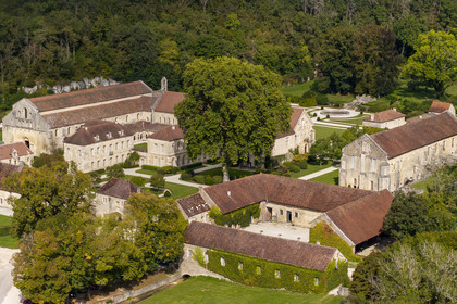 France, Côte-d'Or (21), Marmagne, l'abbaye cistercienne de Fontenay fondée en 1118, classée au Patrimoine Mondial de l'UNESCO (vue aérienne)