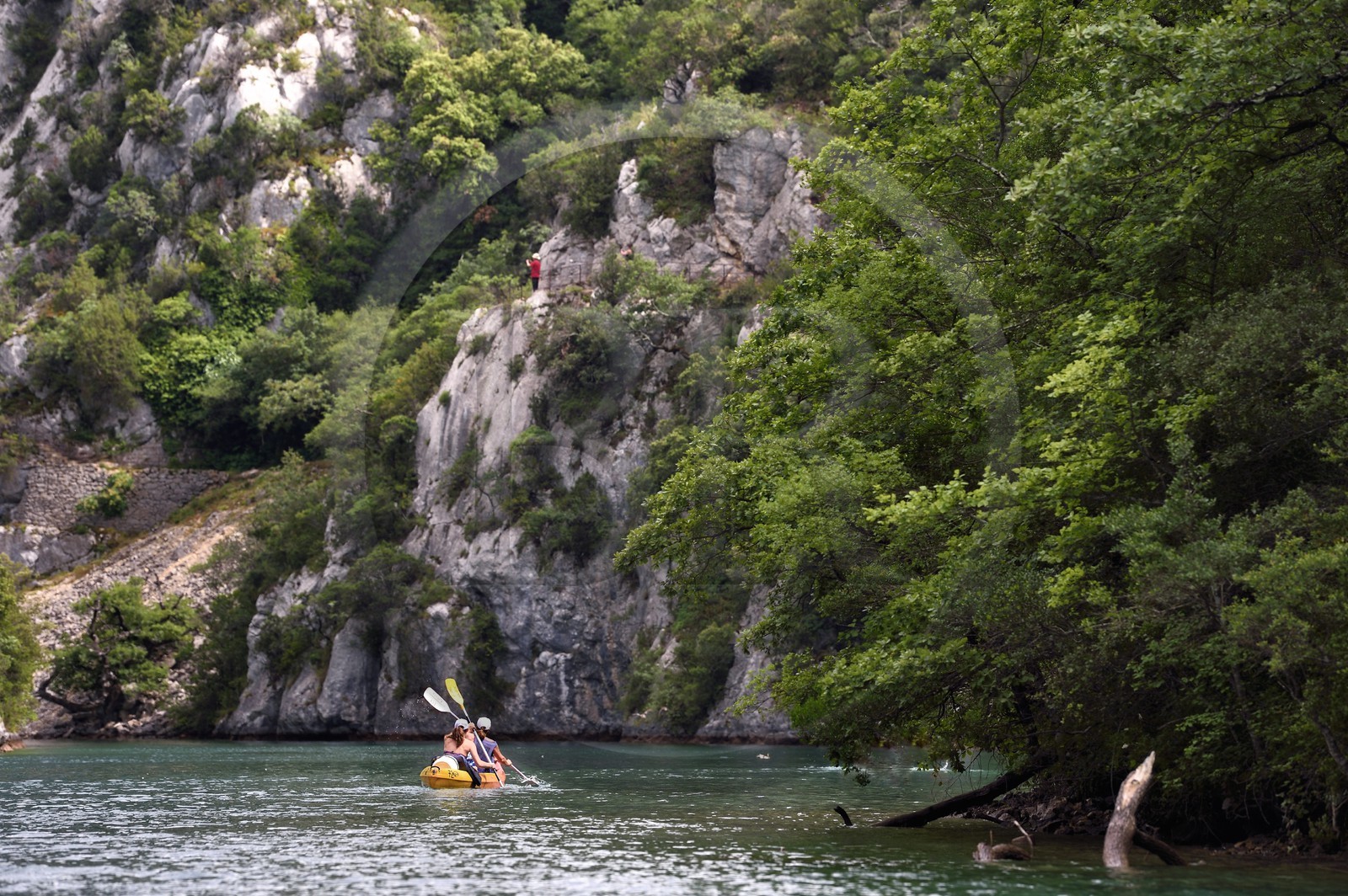 France, Alpes-de-Haute-Provence (04), Parc Naturel Régional du Verdon, kayak dans les Basses Gorges du Verdon en aval du lac de Sainte Croix et le sentier du garde canal qui est sculpté dans la roche le long de l’ouvrage en arrière plan