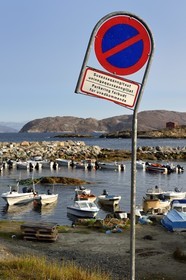 Groenland, cote ouest, baie de Baffin, panneau d'interdiction de stationner devant le port d'Upernavik