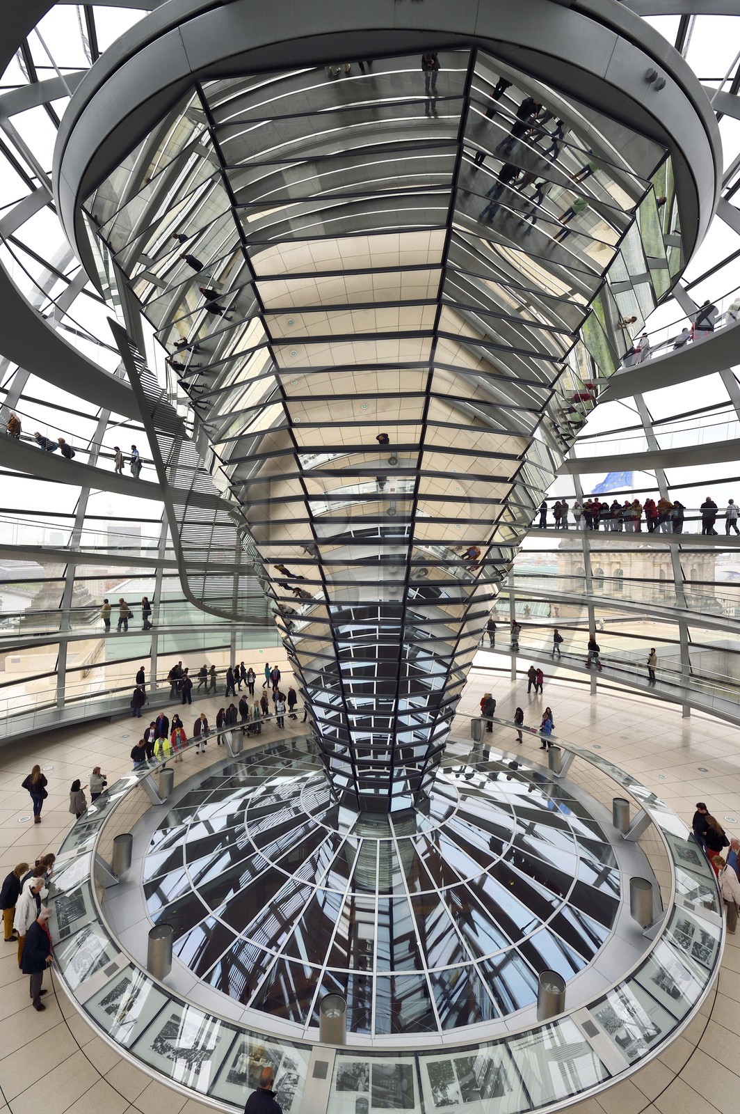 Allemagne, Berlin, Reichstag, dome en verre du Bundestag (parlement allemand depuis 1999) de l'architecte Sir Norman Foster Allemagne, Berlin, Reichstag, dome en verre du Bundestag (parlement allemand depuis 1999) de l'architecte Sir Norman Foster