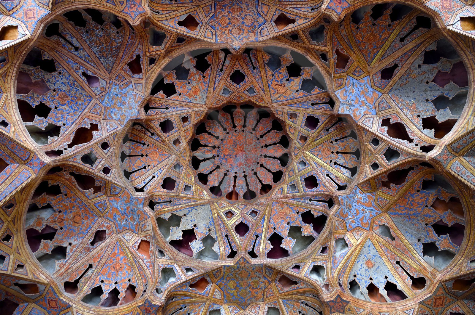 Iran, province d'Ispahan, Ispahan, place naghsh-i jahan aussi connue sous le nom de place Imam Khomeiny, palais Ali Qapu, plafond du salon de musique