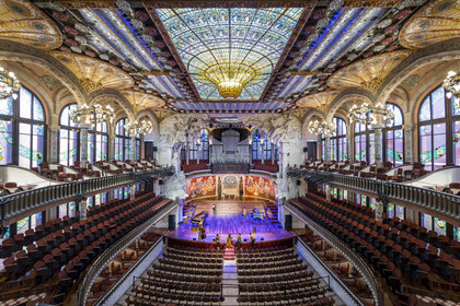 Espagne, Catalogne, Barcelone, Palau de la Musica Catalana (palais de la musique catalane), salle de concert dessinée par l'architecte du modernisme catalan Lluis Domènech i Montaner, site classé au Patrimoine Mondial de l'UNESCO, grande verrière, coupole de vitraux oeuvre de Antoni Rigalt i Blanch