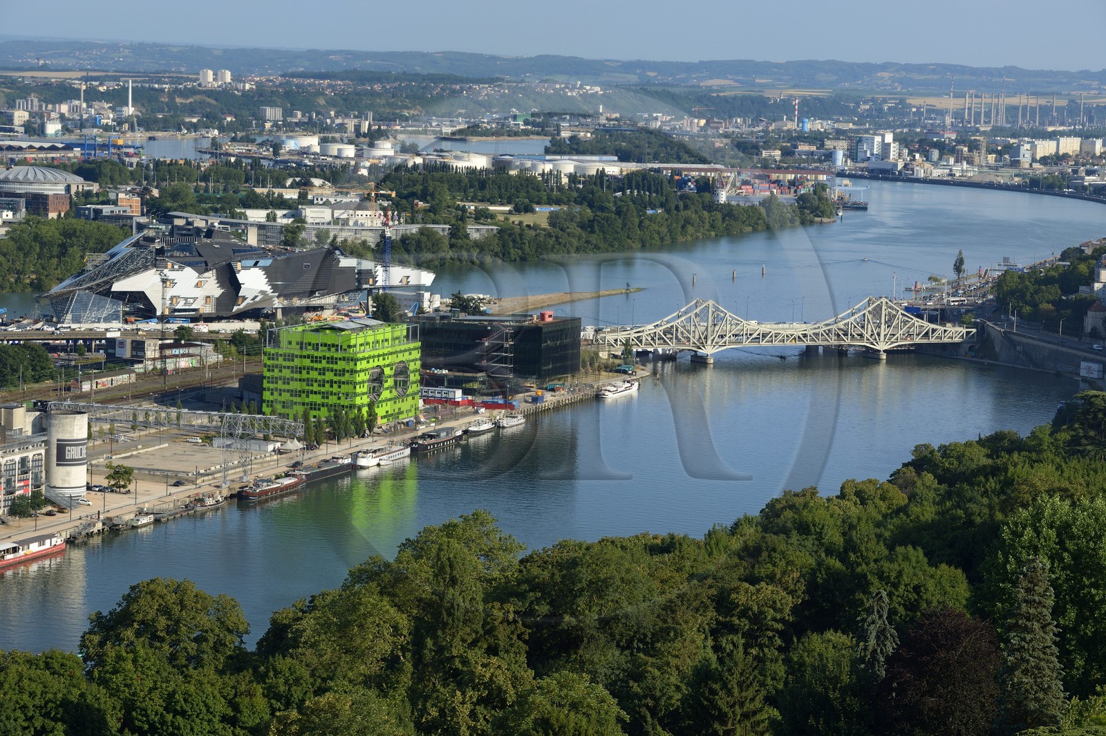 France, Rhône (69), Lyon, nouveau quartier de La Confluence au sud de la Presqu'île, le batiment vert siège d'Euronews sur le Quai Rambaud, le chantier du futur musée des Confluences et le confluent du Rhône et de la Saône