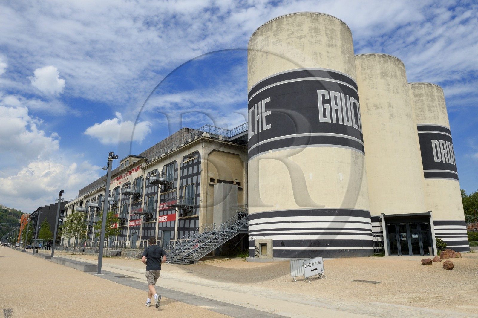France, Rhône (69), Lyon, nouveau quartier de La Confluence au sud de la Presqu'île, Quai Rambaud, la Sucrière ancien entrepôt des années 1930 accueille depuis 2003 la biennale d'art contemporain
