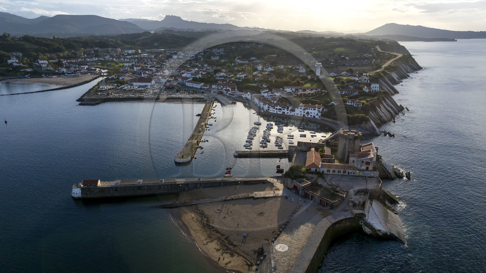 France, Pyrénées-Atlantiques (64), la côte du Pays-Basque, Ciboure, le fort de Socoa construit sous Louis XIII remanié par Vauban et son petit port de plaisance dans la baie de Saint-Jean-de-Luz (vue aérienne)