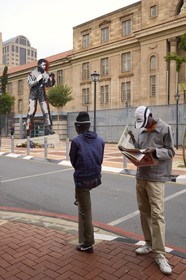 Afrique du Sud, province de Gauteng, Johannesburg, CBD (Central Business District), Ferreirasdorp  dans le quartier de Westgate, sculpture ombre de boxeur (shadow boxing)représentant l'ancien président Nelson Mandela boxeur dans sa jeunesse, située en face de Chancellor House et basée sur une photo prise par le photographe  Bob Gosani de Drum magazine dans les années 1950