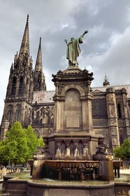 France, Puy-de-Dôme (63), Clermont-Ferrand, place de la Victoire, statue du pape Urbain II qui lança la première croisade et cathédrale Notre-Dame de l'Assomption du XIIIe siècle
