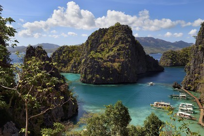 Philippines, Calamian Islands dans le nord de Palawan, Coron Island Natural Biotic Area, lagon sur le chemin du lac Kayangan, falaises abruptes et formations rocheuses karstique en calcaire du Permien