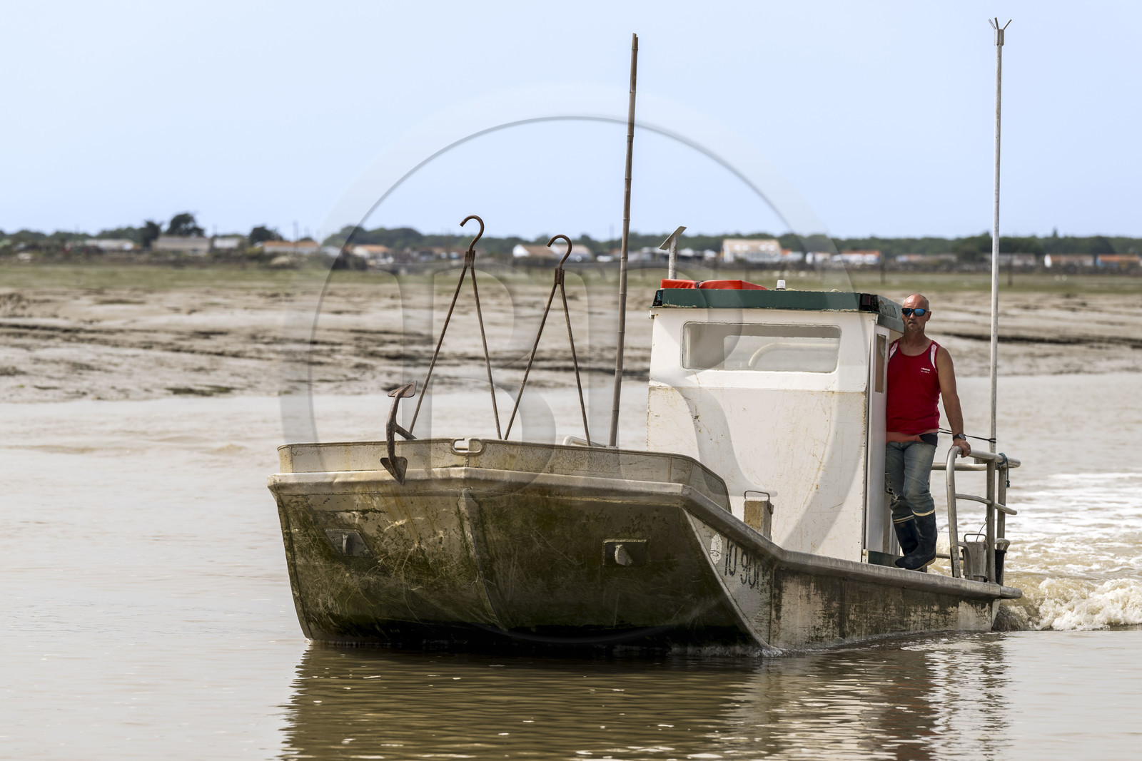 France, Charente-Maritime (17), Ile d'Oléron, Dolus-d’Oléron, barge ostréicole dans le chenal d’Arceau France, Charente-Maritime (17), Ile d'Oléron, Dolus-d’Oléron, barge ostréicole dans le chenal d’Arceau