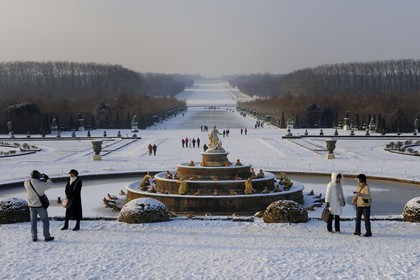 France, Yvelines (78), parc du château de Versailles sous la neige, classé Patrimoine Mondial de l'UNESCO, le Bassin de Latone et la perspective des jardins et de l'axe du Soleil vers le Grand Canal gelé