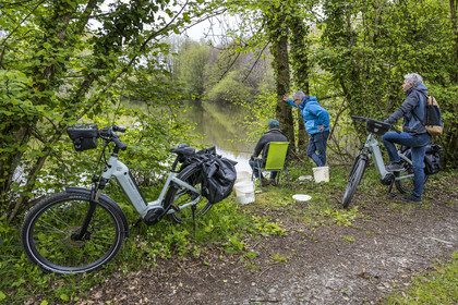 France, Vendée (85), Saint-Mesmin, randonnée cycliste sur la piste de la véloroute Vendée Vélo Tour, rencontre avec un pêcheur à la ligne