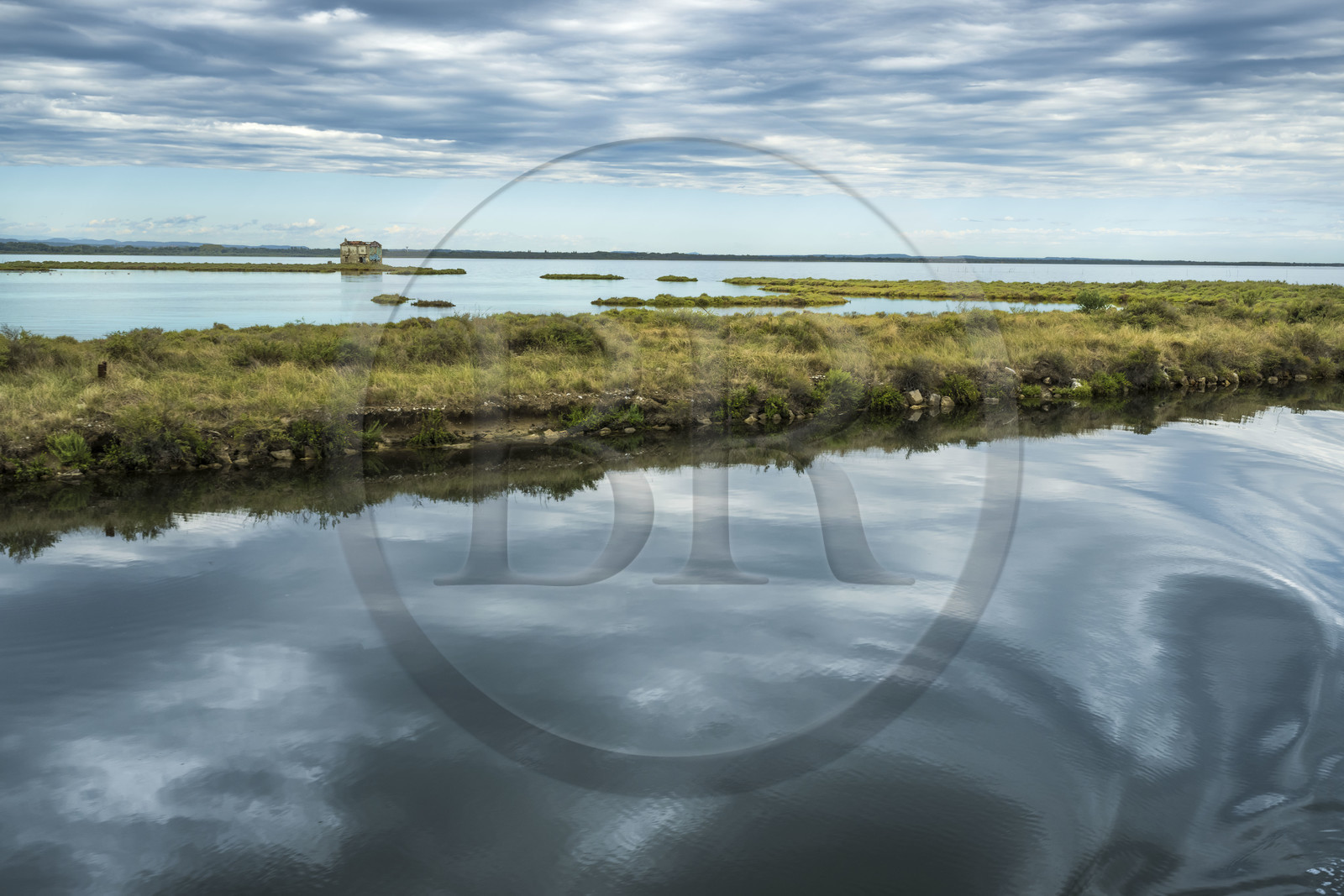 France, Hérault (34), La Grande-Motte, le canal du Rhône à Sète (au premier plan) en bordure de l'étang de l'Or