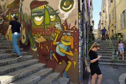 France, Bouches-du-Rhône (13), Marseille, quartier du Panier, angle des rues Sainte-Francoise et des Repenties, graffitis du magasin concept Undartground entouré d'escaliers, oeuvre du street artiste brésilien Nhobi