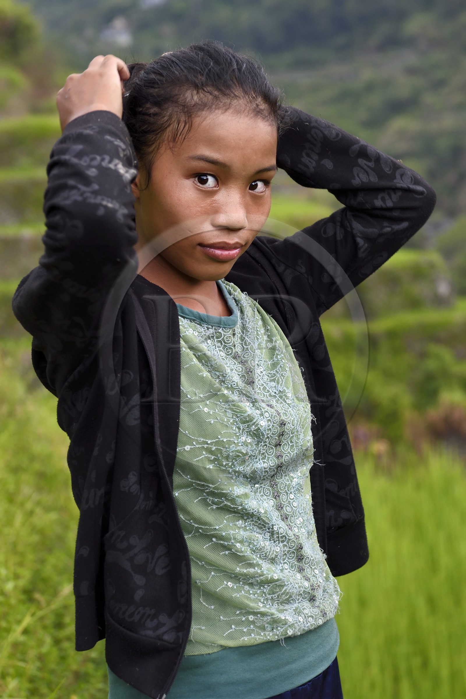 Philippines, province d'Ifugao, les rizières en terrasses de Banaue autour du village de Cambulo, classées Patrimoine Mondial de l'UNESCO, Shimah 16 ans qui travaille aux champs